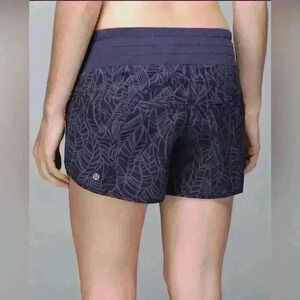 Lululemon Tracker Short ll 2 Way Stretch  in Pretty Palm Cadet Size 6